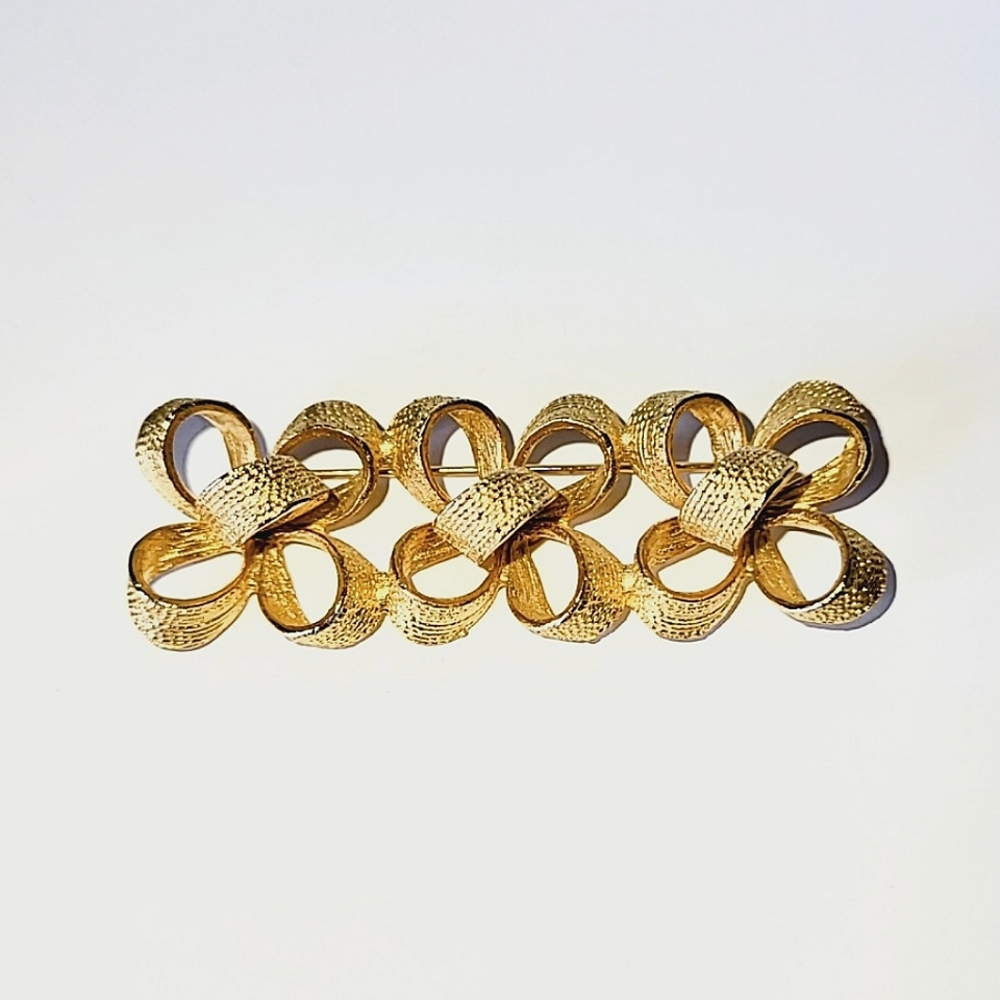 GOLDEN TRIPLE BOW RIBBON BAR PIN BROOCH signed GAY BOYER